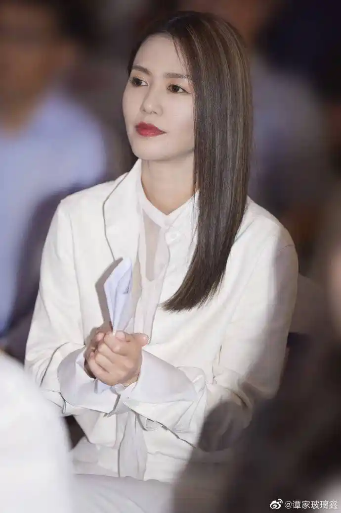 谭维维想求我们维维姐姐的这个口红色号,这个颜色可真是好看,特别的显