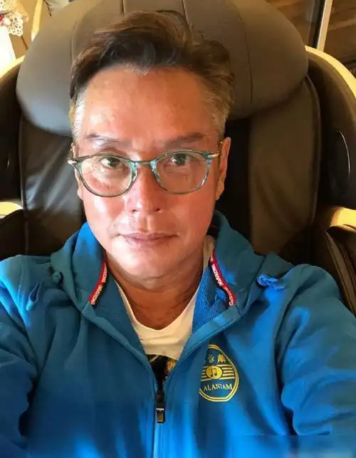 谭咏麟终于服老了70大寿把头发染成白色曾爱说自己年年25岁