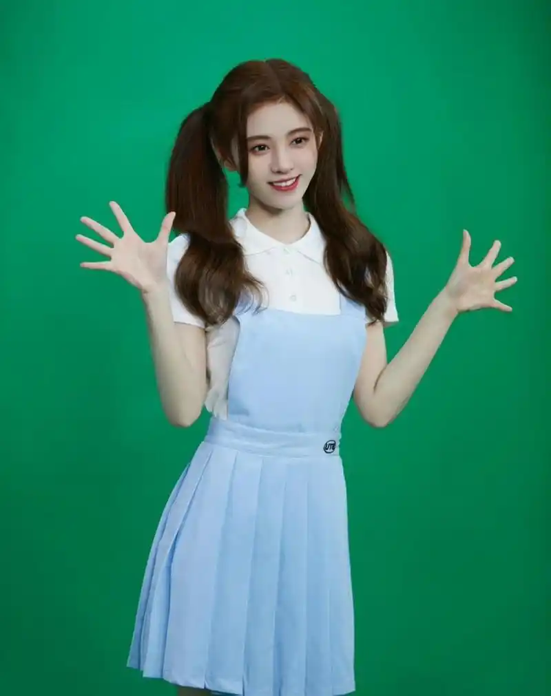 鞠婧祎日常少女心的一面,双马尾辫真的活力满满,搭配休闲风格