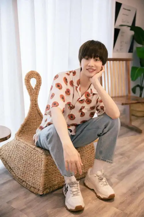 连淮伟出道一周年最新写真尽显青春阳光