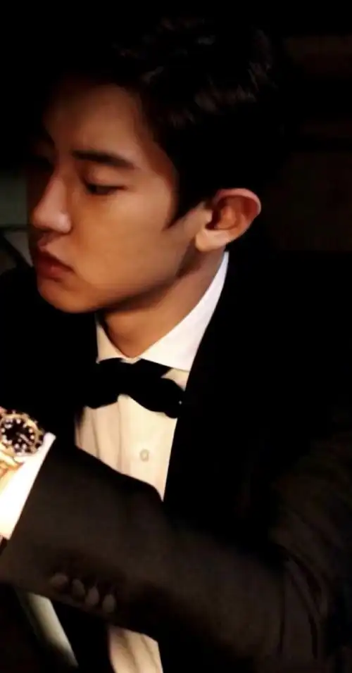 穿西装的#朴灿烈#拜托很难拒绝哎