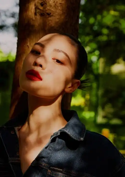 钟楚曦不愧是"高级脸",真的太适合大红色了,站鲜花中优雅高贵