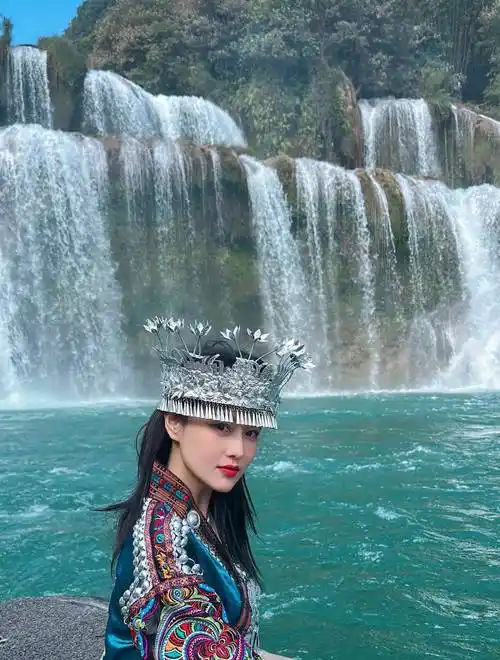 张馨予分享广西德天瀑布旅行随拍 民族风造型吸睛_大自然_笑容_一身