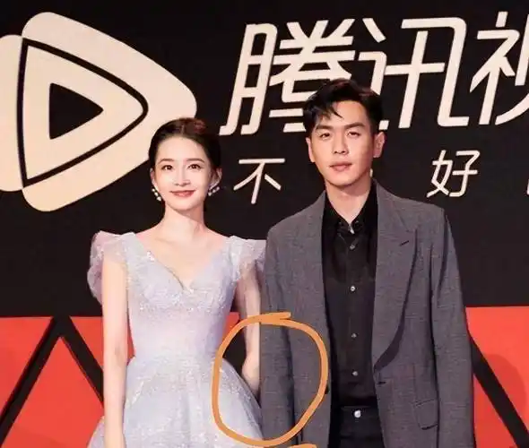 "笨蛋美人"李沁:与杨洋十指紧扣,遭王大陆魏大勋揩油却不反抗_节目