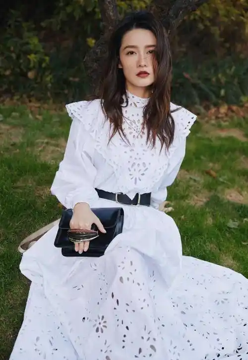 "李沁"真是私服穿搭高手,黑羽绒服叠穿牛仔外套,时髦又保暖_衬衫_时尚