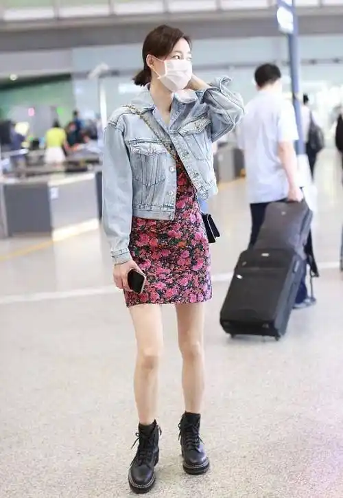 王丽坤对自己的颜值很自信,素颜出门好清纯,但碎花短裙却很妩媚