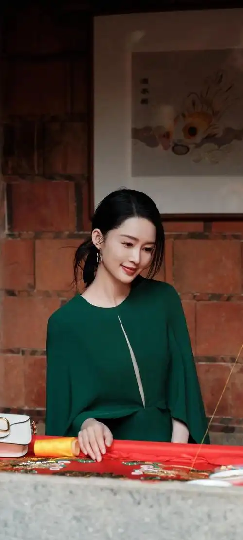 美女系列壁纸第210期-李沁,这个名字在近年来的娱乐圈中逐渐崭露头角