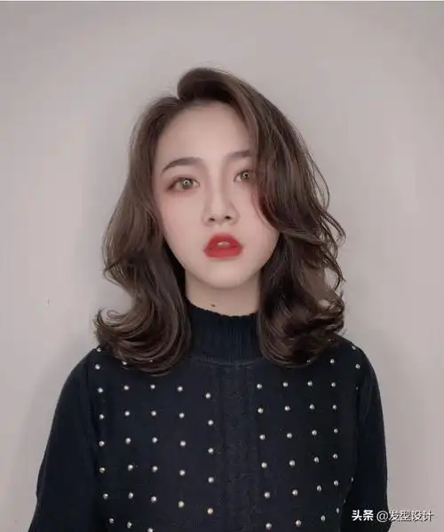 烫发发型图片女中长发(发廊最新流行中长发发型30款) - 赤虎壹号