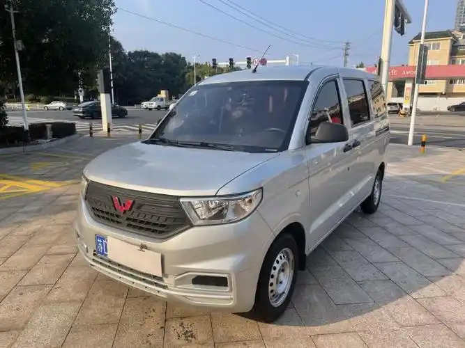 骨折价太阳新款五菱宏光v五座面包车2021年6月上牌15l排量真皮座椅