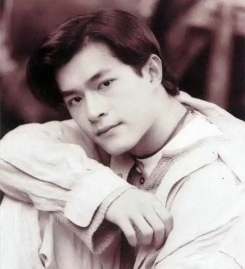 标准的小鲜肉一枚,皮肤白嫩不说,颜值还超高,留着这复古的中分发型