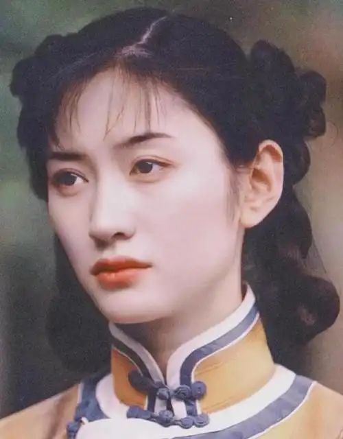 李小冉早期清纯旧照曝光,14岁长得像外国洋娃娃,网友:心动了