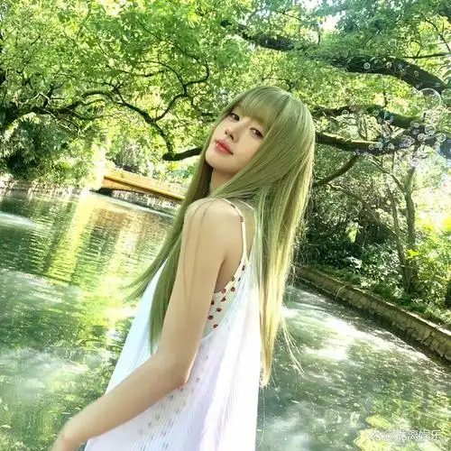 鞠婧祎六一惊喜亮相:绿发仙子,美丽与智慧并存