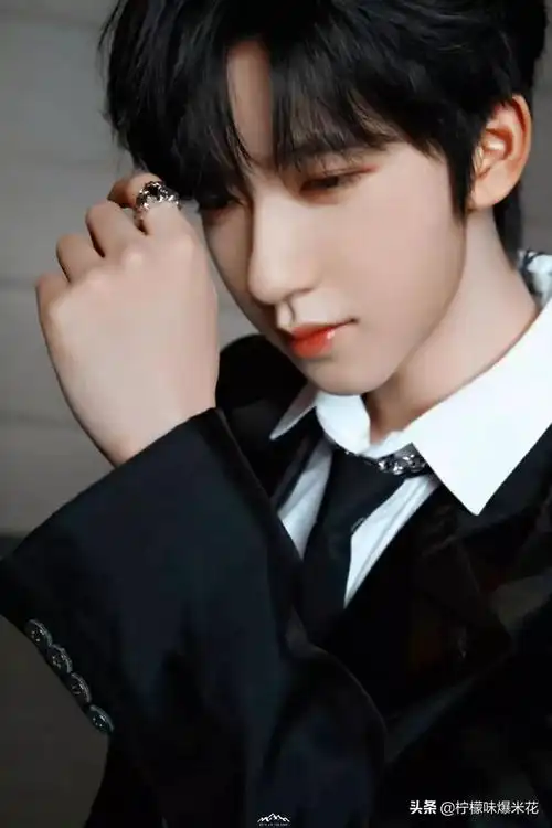 贺峻霖墨绿色西装造型-叽里星座