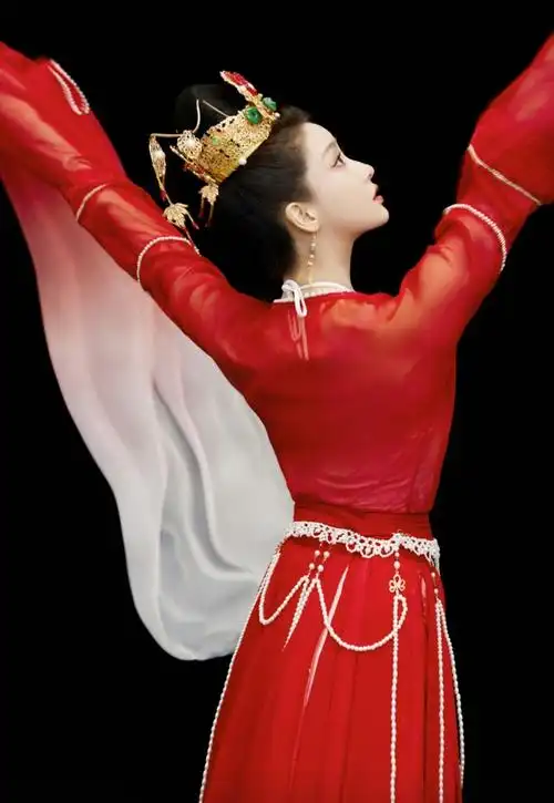 姜贞羽久违回归舞台一支红衣水袖舞惊艳众人