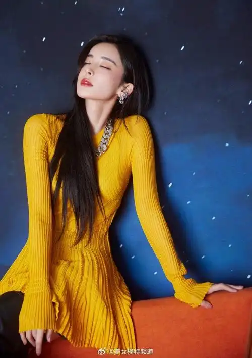 古力娜扎皓月星空写真曝光长发披肩尽显温柔妩媚