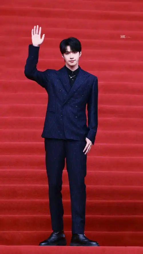 刘耀文北影节蓝色条纹西装造型