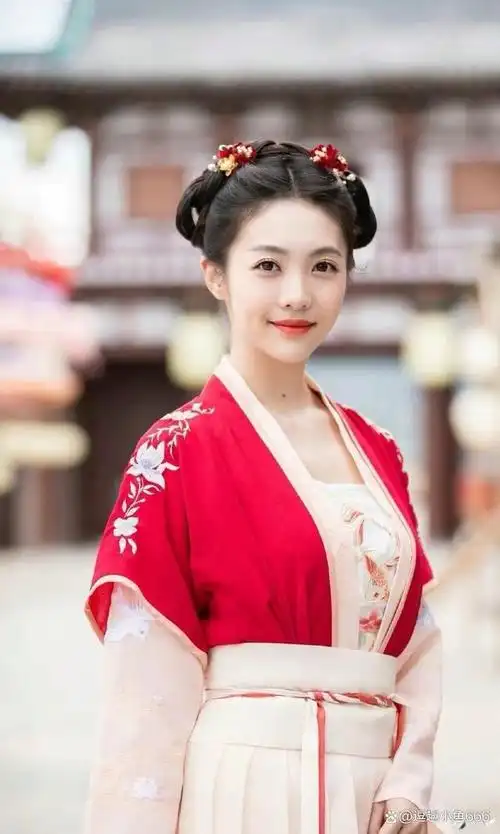 八卦媒体拍到许凯和女友在街头牵手拥抱,两人还一同回酒店过夜.