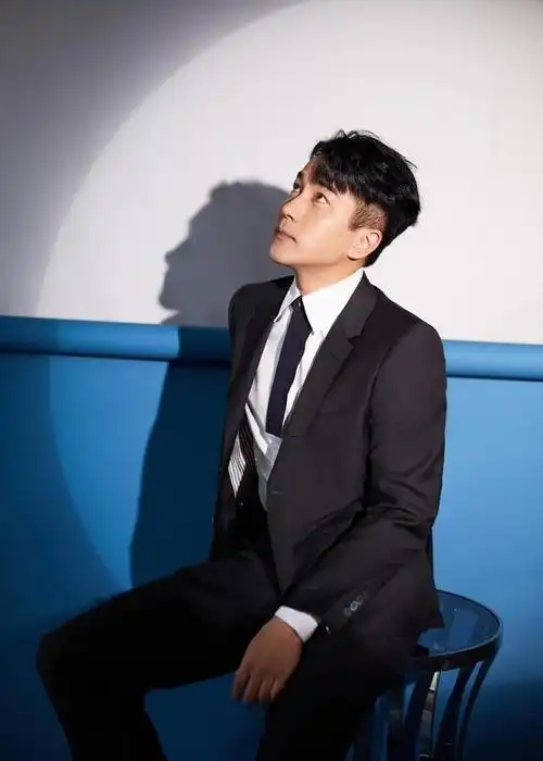 杨幂前夫刘恺威,一身西装笔挺俊朗,侧颜杀无敌,魅力依旧迷人