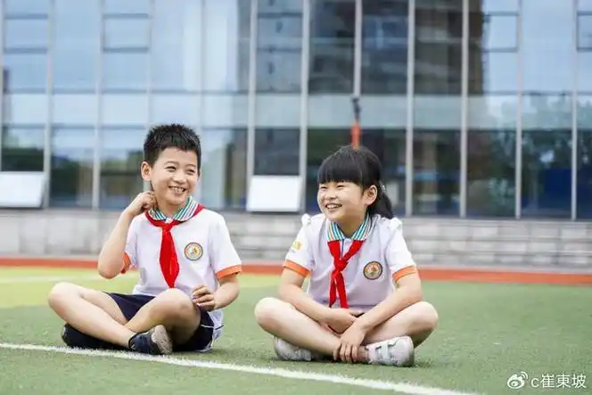 夏季校服的设计应考虑学生年龄组的特点.