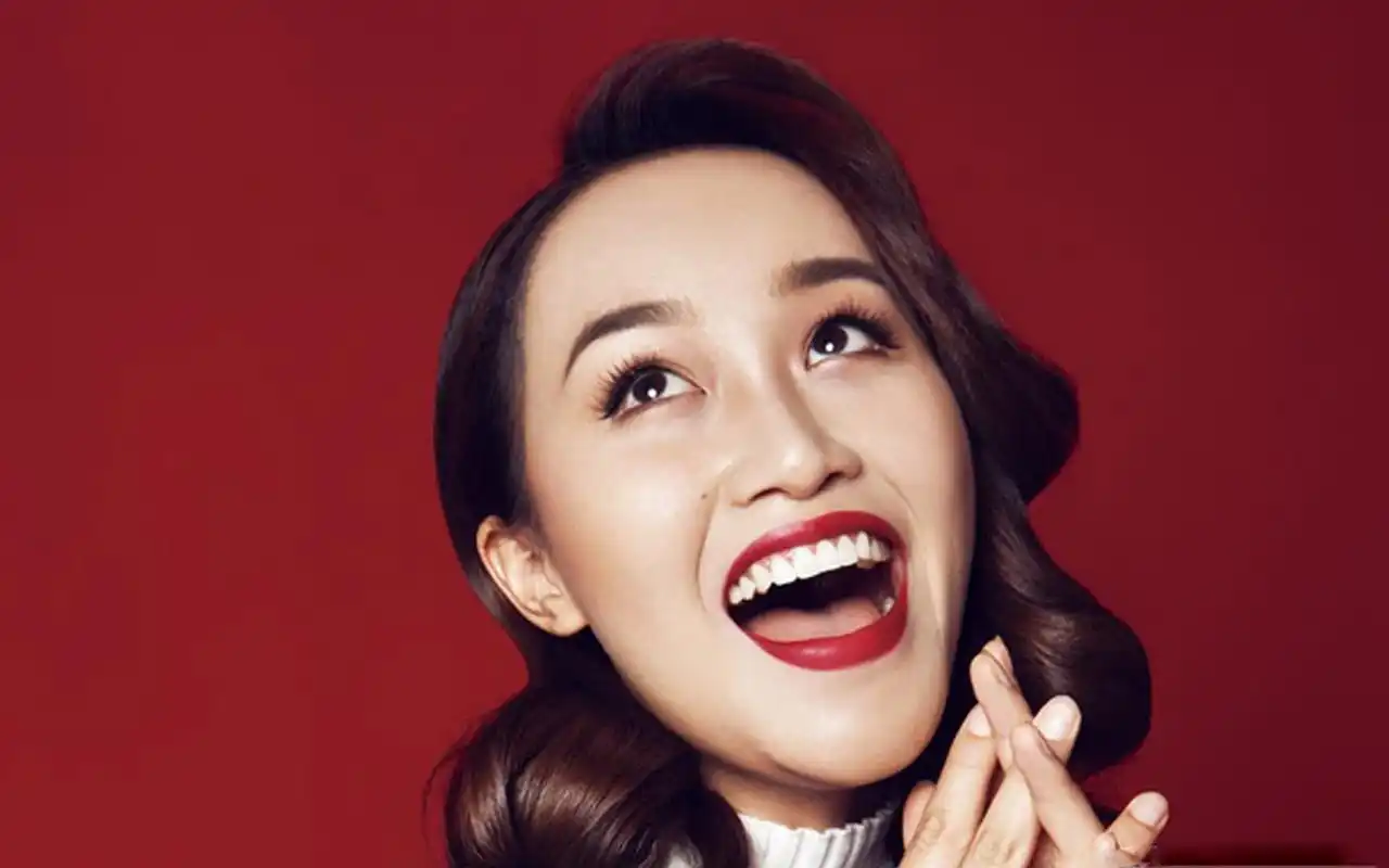 蓝盈莹烈焰红唇复古风时尚写真桌面壁纸