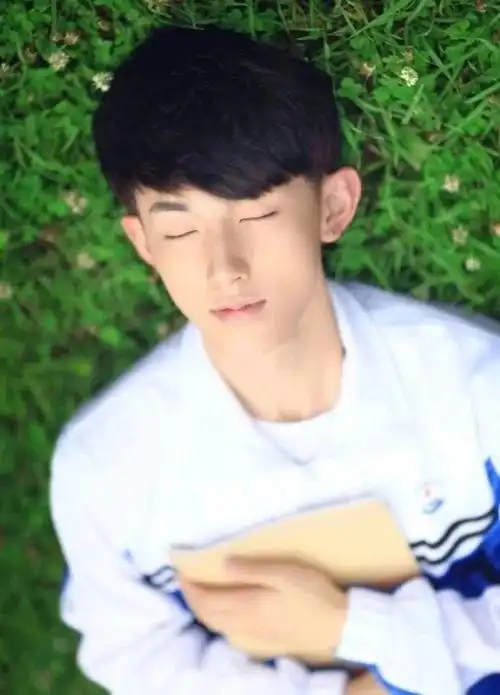 t icon |"冷殿下"郭俊辰,是刚满 21 岁的"时尚旋风校草学长".