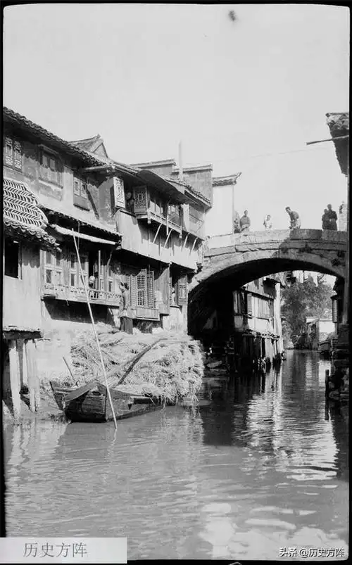 民国时期,原生态的江南水乡水路发达,河边的姑娘是一道亮丽风景