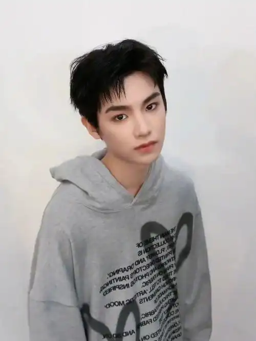 黄明昊剪短发了##黄明昊invitation手势舞