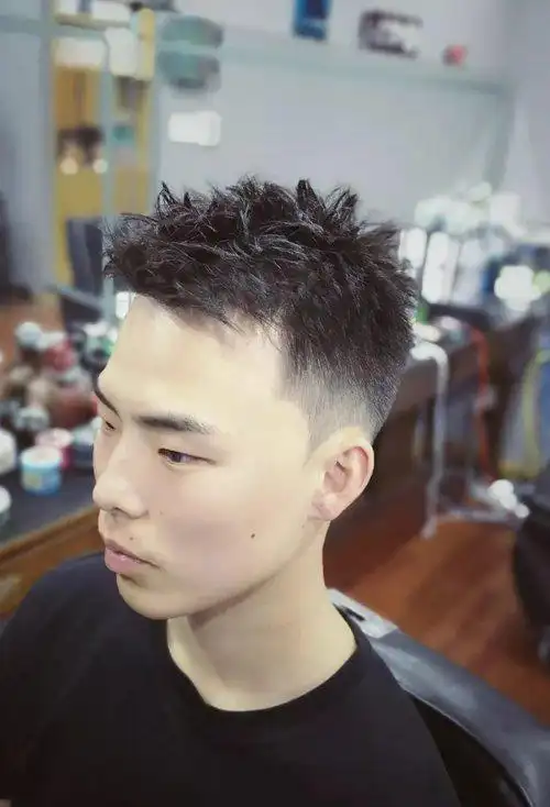 男生最拉风亮眼的短卷发 气场十足的男生短发演示