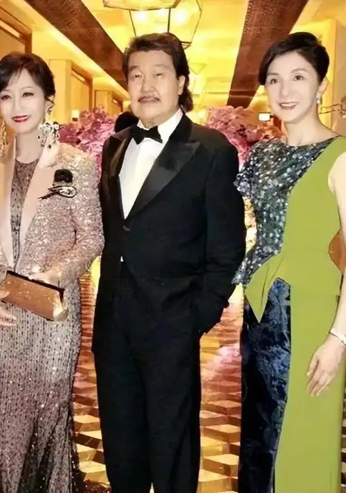 赵雅芝与富豪老公罕有合照,穿亮片礼服看不出69岁,珠光让人羡慕