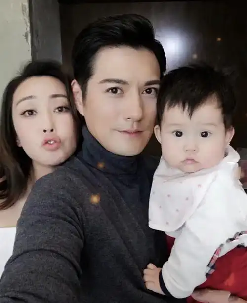 严屹宽结婚13年从不过生日,只穿50块的t恤!难怪媳妇吐槽他抠门