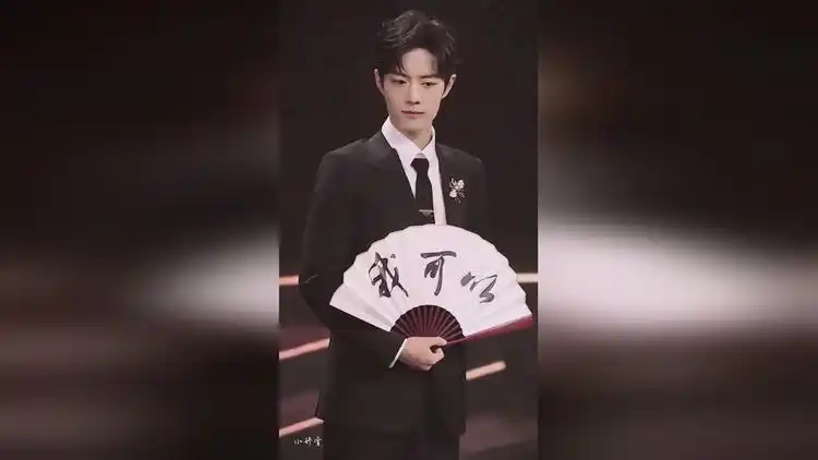 肖战单手收扇子太帅了,陌上人玉如,公子世无双!