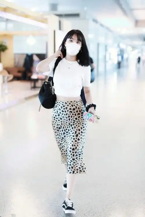 被李菲儿的身材美到了!穿高腰t恤配豹纹裙,曲线肌肉不输女团.