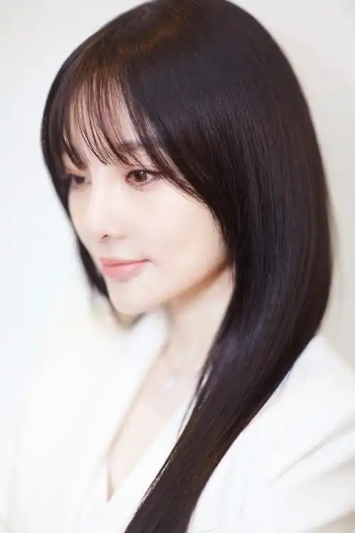 原创李小璐终于穿搭高调一次,白色西装搭牛仔裤穿出高级感,太惊艳了