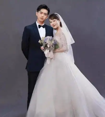 原创李现杨紫婚纱照曝光男演员当伴郎李现手放的位置却成亮点