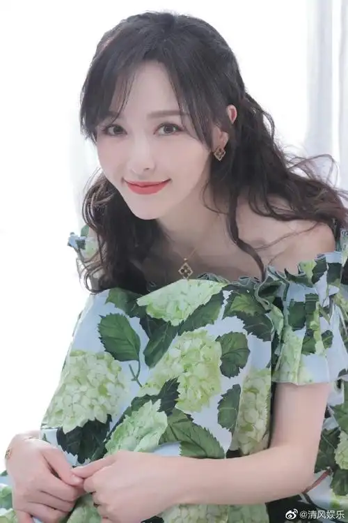 唐嫣早安随拍#唐嫣早安随拍,嘟嘴 比耶 比心,好可爱