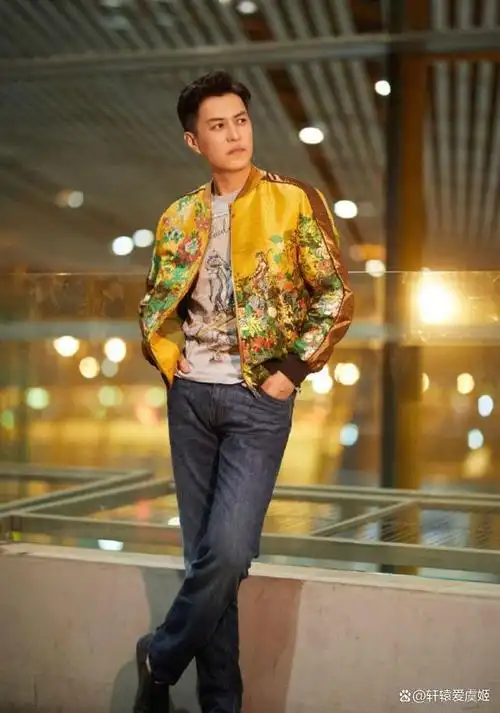 中年男人:到了秋天少穿卫衣,多穿夹克更帅气有型,看靳东就知道