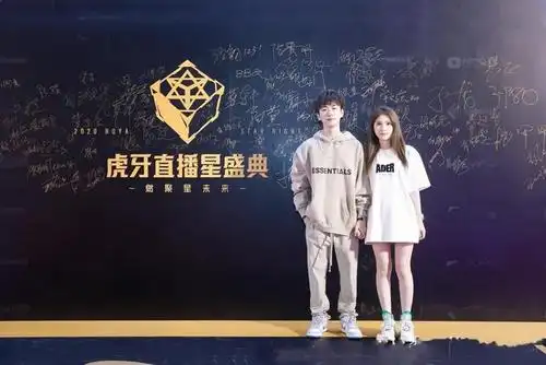 不求人汤圆有多甜?出席星盛典十指相扣,这里更是大秀恩爱