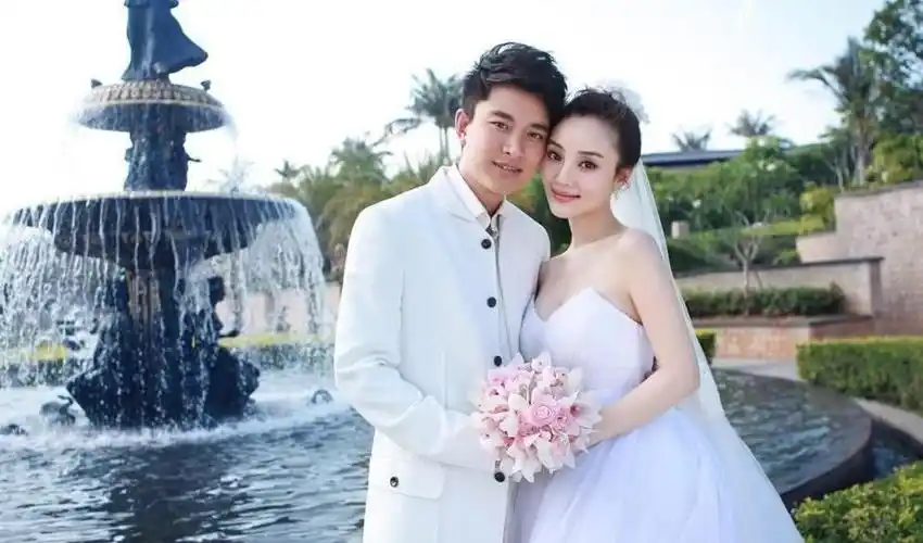 薛之谦前女友发文爆料,内容再次牵连到了李小璐,一时间又将贾乃亮推到