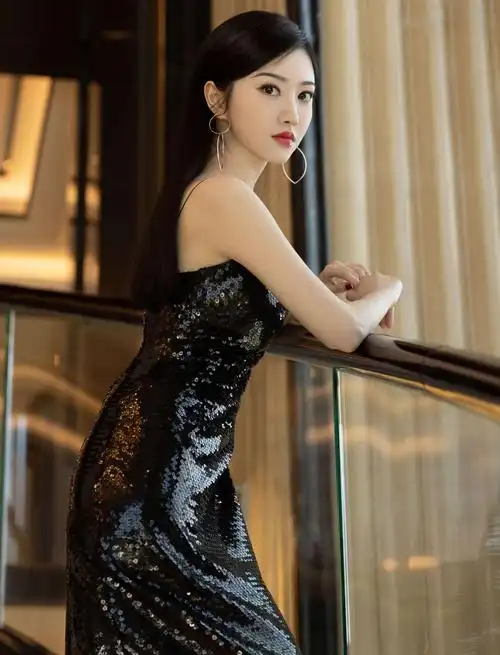 景甜吊带连衣裙写真灵动优雅娇俏可人