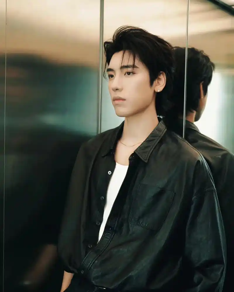 没想到王子异戴这条arsis蛇骨y字链如! 此!帅!气