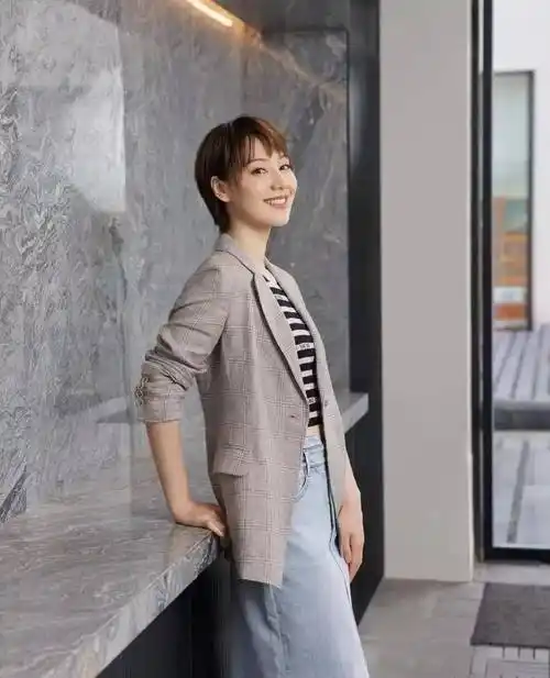 美女主持人王冠:两次从电视消失,与曹可凡传绯闻,39岁仍单身