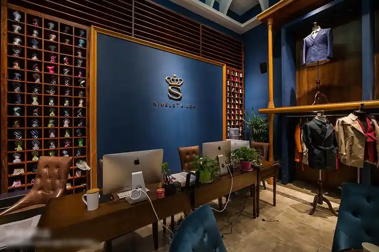 麦梯定制服装男装西装店无锡华莱坞门店装修