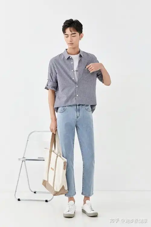 男生浅色牛仔裤如何搭配上衣?