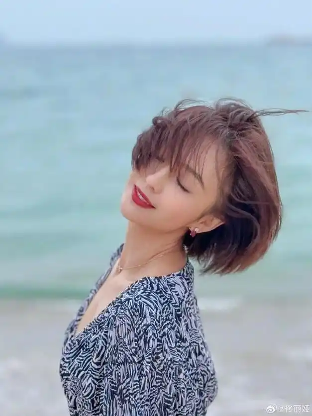 佟丽娅情人节晒美照身材窈窕似少女笑容甜美惹人爱