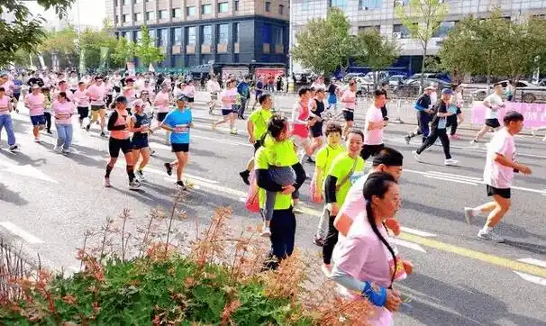 2024沈阳皇姑第二届半程马拉松开赛 万名中外选手燃情开跑