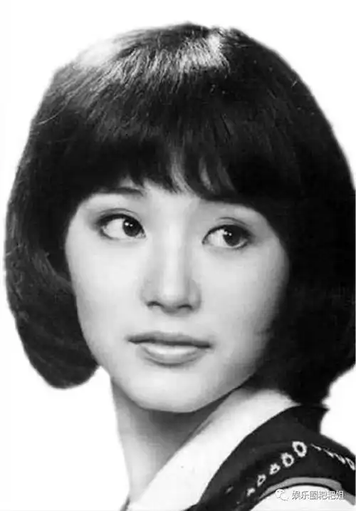 明星的老照片,初中时期的赵丽颖,15岁的伊能静,张张都是经典