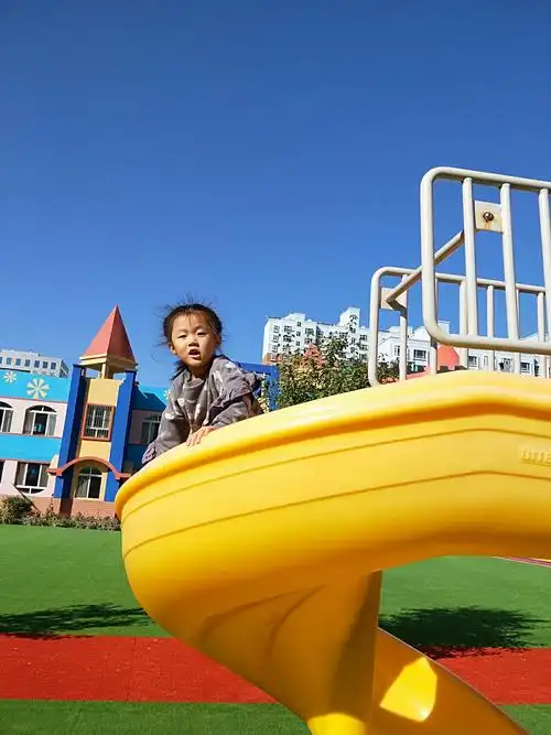 2018年九月十四号五师幼儿园召开家长会.会议期间巧遇孩子们在操场玩