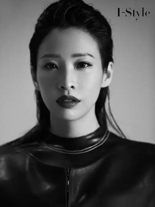 袁咏琳:黑白加冕气场,自在乘风破浪