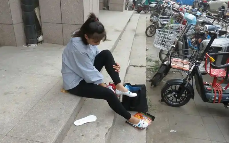 街拍帆布鞋小姐姐,看看小姐姐船袜穿了几天没有换洗,最后给小姐姐换了