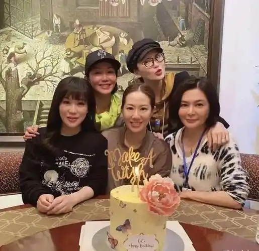 原创57岁关之琳合影甄子丹汪诗诗美人迟暮皱纹多衰老成这样